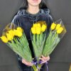 Желтые тюльпаны в эконом упаковке
