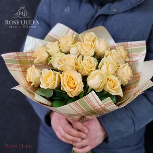 25 персиковых роз