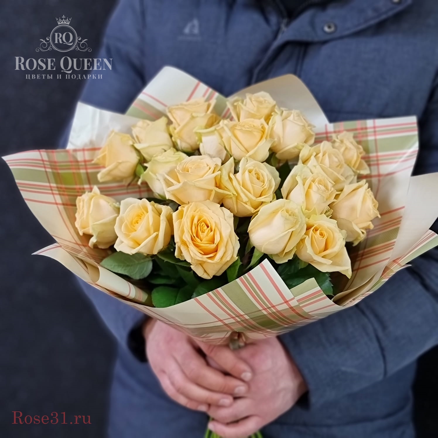 25 персиковых роз