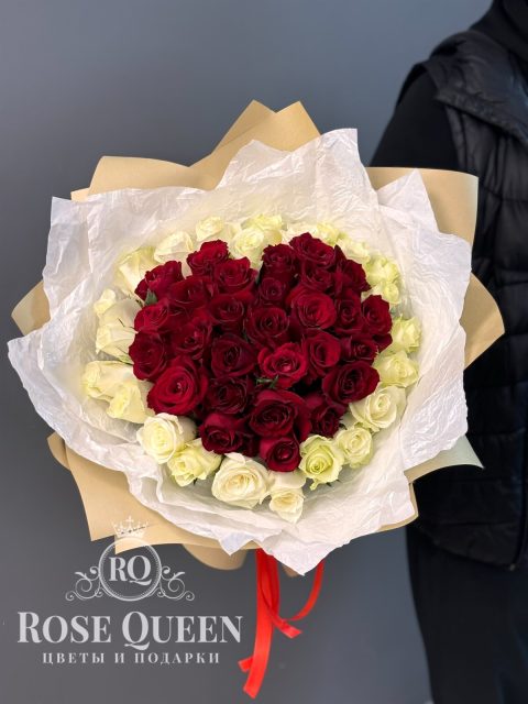 Сердце из 51 розы