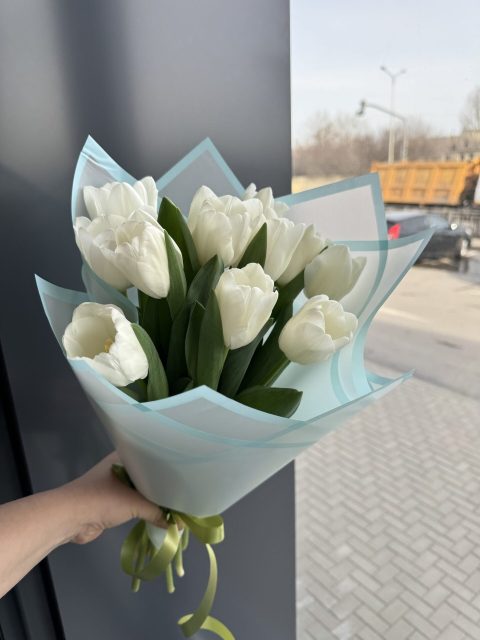 Белые тюльпаны в матовой пленке